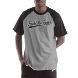 Remera gris con mangas raglán negras y estampado frontal con la frase "Fuck The Rest".