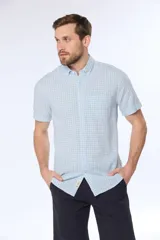 Camisa de lino a cuadros de manga corta, modelo slim con bolsillo.