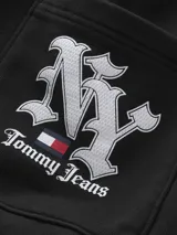 Short deportivo negro de algodón con cintura elástica ajustable con cordón, bolsillos laterales y bolsillo trasero con logo Tommy Jeans estampado en estilo gótico.