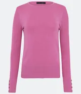 Suéter de punto color verde, con cuello barco, mangas largas y textura acanalada.