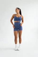 Top deportivo negro con breteles finos y diseño texturizado.