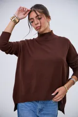 Sweater de punto color chocolate con cuello alto, mangas largas y corte holgado.