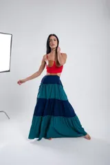 Vestido largo de lino con falda campesina en color block: corpiño rojo con detalles en ecocuero color camel, falda azul marino y falda inferior verde esmeralda.