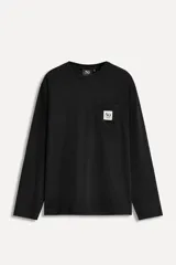 Camiseta negra de manga larga con cuello redondo y bolsillo de parche en el pecho con logo estampado.