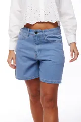 Bermuda de jean celeste con cintura alta y corte recto.