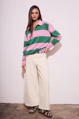 Sweater de algodón peinado a rayas horizontales rosas y verdes, con cuello polo y cierre parcial con botones.