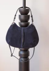 Cartera de hombro de cuero gamuzado color azul marino, con doble correa desmontable, una corta y una larga.