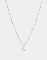 Cadena plateada con dije de corazón de cristal tornasolado.