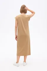 Vestido midi negro de algodón, corte holgado, manga corta y cuello redondo.