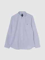 Camisa de manga larga a rayas verticales celestes y blancas, con cuello abotonado y logo bordado en el bolsillo.