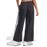Pantalón Adidas negro con tres rayas blancas a los costados, corte ancho y cintura elástica con cordón.