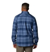 Camisa de franela Columbia para hombre, a cuadros en tonos negro, gris, beige y blanco. Confeccionada en algodón con elastano para mayor comodidad y flexibilidad. Cuenta con cuello abotonado, cierre frontal con botones, dos bolsillos en el pecho con cierre de botón y puños abotonados.