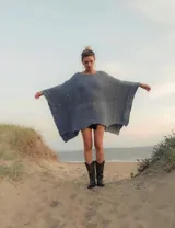 Botas de cuero negro con bordado decorativo en el caño y empeine, taco bajo y punta fina. Diseño de estilo cowboy.