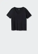 Camiseta blanca de algodón con cuello en pico y manga corta.