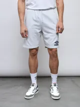 Bermuda deportiva negra de felpa con logo de Umbro bordado en rojo en la pierna derecha.