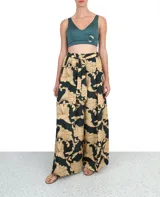 Pantalón palazzo de tiro alto con estampado floral en tonos beige y verde oscuro.