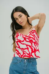 Blusa estampada con diseño abstracto en blanco y negro, de poliéster ligero y fluido, con escote drapeado y tirantes finos.