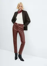 Pantalón de efecto piel negro con cinturón desmontable, diseño largo, y corte skinny.