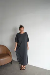 Vestido largo azul marino de manga corta y cuello redondo, corte holgado.