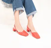 Zapato slingback de cuero color rojo charol, con punta cuadrada, escote en V y pulsera trasera con elástico. Taco bajo cuadrado forrado en cuero.