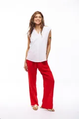 Blusa blanca sin mangas con escote en V.