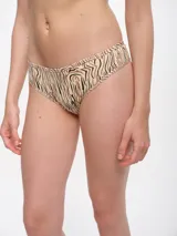 Bombacha de bikini con estampado animal print en tonos beige, marrón y negro.
