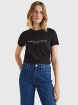 Remera negra de algodón con cuello redondo y logo de Tommy Hilfiger bordado en el pecho.
