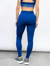 Calza deportiva negra con cintura alta con el logo de Umbro en gris.