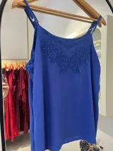Musculosa azul francia con tirantes finos ajustables y bordado ornamental en el escote.