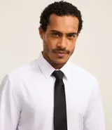 Corbata clásica color borgoña, de tela satinada con textura.