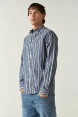Camisa de manga larga a cuadros rojos y negros, de corte slim fit, con cuello abotonado y logo bordado en el pecho. Confeccionada en algodón.