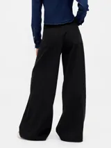 Pantalón de jean negro de corte super baggy y tiro bajo, con bolsillos delanteros y traseros.