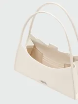 Bolso de hombro Marc Jacobs modelo The Glam Claw Clip, color crema, con forma rectangular alargada y costuras visibles. El asa es ancha y presenta un detalle de cierre tipo pinza de pelo con textura de eslabones.