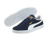 Championes Puma Club de hombre, color azul marino con detalles en blanco y dorado. Confeccionados en gamuza con plantilla SoftFoam+ y suela de goma.