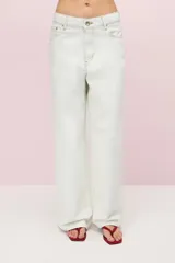 Pantalón jean de denim 100% algodón color blanco, de calce recto y corte levemente cropped.