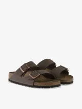 Sandalias Birkenstock modelo Arizona, color marrón oscuro, con dos correas ajustables con hebillas metálicas y plantilla anatómica de corcho y látex.
