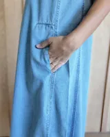 Vestido largo de denim celeste, con escote en V y corte holgado.
