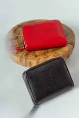 Billetera chica de cuero marrón con cierre de cremallera y logo grabado.