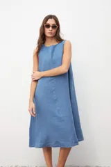 Vestido midi celeste de lino, corte recto y sin mangas.