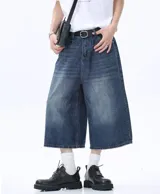 Bermuda de jean azul oscuro con lavado, corte muy ancho y largo hasta la mitad de la pantorrilla.