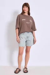 Bermuda de jean celeste claro, corte a la rodilla.