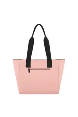 Cartera tote bag color verde agua, con asas de mano negras y un bolsillo frontal con cierre. Incluye un llavero decorativo de cordones y un detalle metálico en forma de labios.