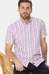 Camisa de hombre manga corta con cuello abotonado y estampado a cuadros en tonos rojo, azul y blanco.