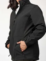 Campera negra de neopreno con capucha desmontable, cierre frontal, bolsillos laterales con cierre, puños ajustables y laterales elastizados.