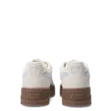 Championes Puma Karmen II Idol SD, color beige arena con detalles celestes y suela marrón. Zapatillas de gamuza con plataforma y logo de Puma en el lateral.