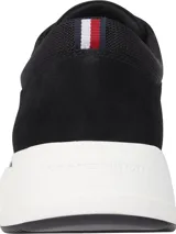 Zapatillas de corte medio color negro, con exterior de ante, interior de poliéster reciclado y suela de goma y caucho.