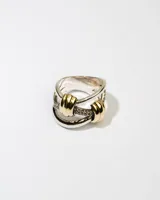 Anillo de plata 925 con dublé de oro y zirconias blancas, con diseño entrelazado.