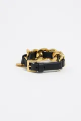 Pulsera de cuero negro con cadena dorada y dije colgante en forma de corazón.