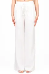 Pantalón blanco de lyocell, corte recto y cintura elástica ajustable con cordón.