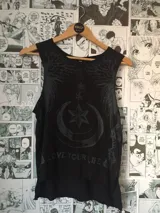 Musculosa negra con estampado de alas, estrellas y luna.